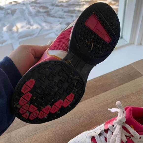 𝅺puma sneakers girls size 2.5. Leather, cushioned heel. Lots of bounce! - Picture 5 of 6